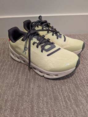 ON Cloud/ON Running Pale Yellow Cloud Go (Like New)